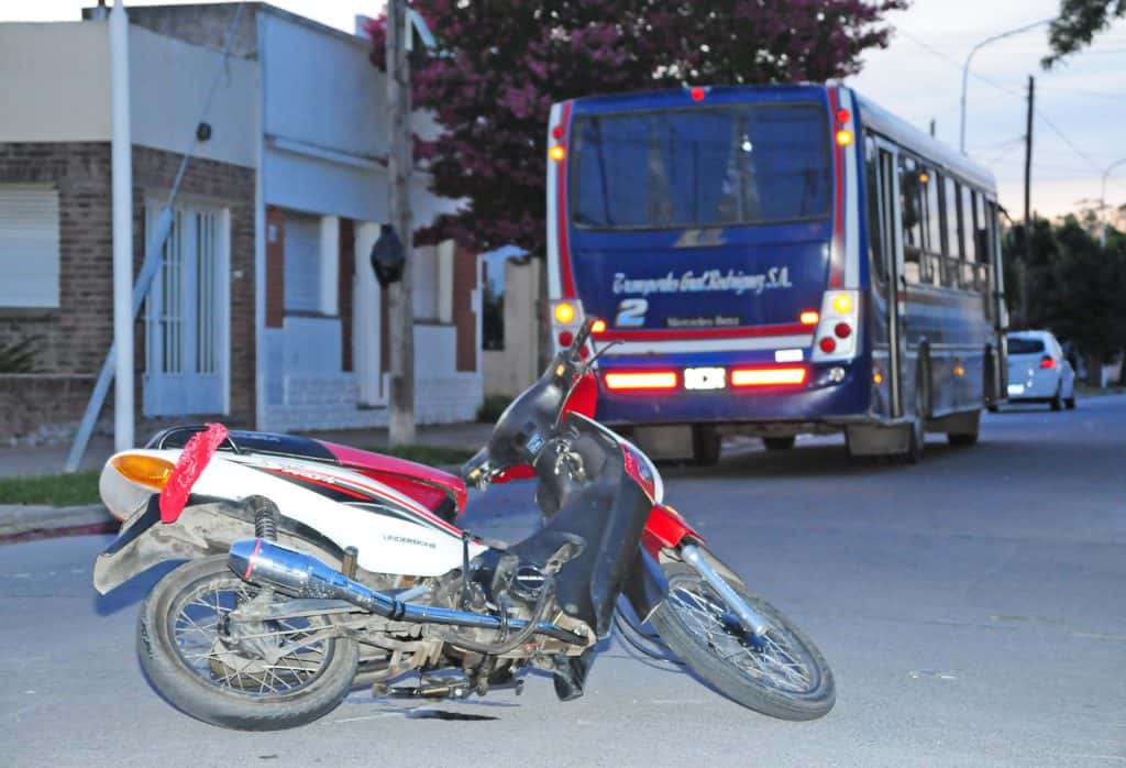 Motociclista chocó contra un  colectivo y quedó internado en observación en el Hospital