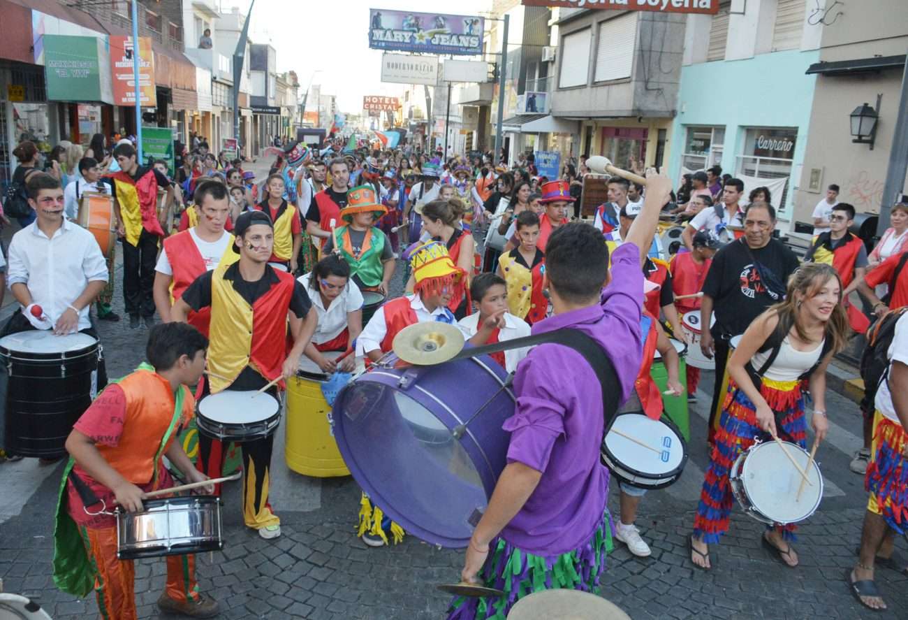 Unas 18 agrupaciones desplegaron su colorido y ritmo en otra edición de las Llamadas de Carnaval
