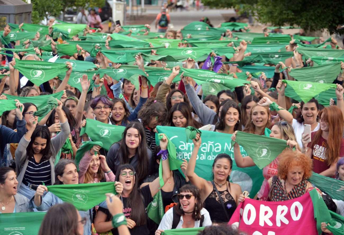 Con los pañuelos verdes en  alto, centenares de personas se  manifestaron por el aborto legal
