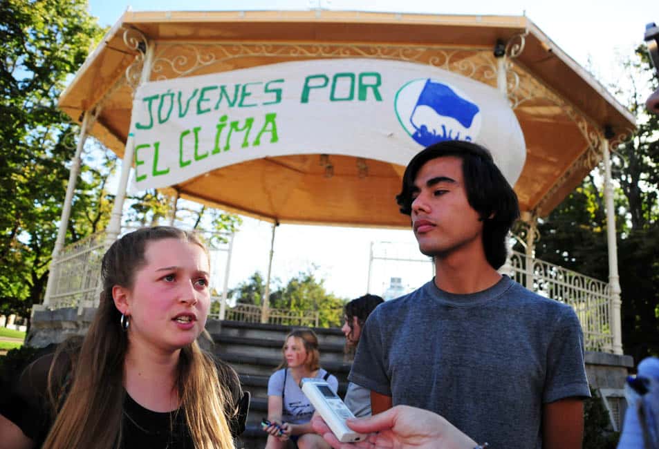 Jóvenes por el Clima realizaron una jornada de limpieza de la Plaza y buscan concientizar