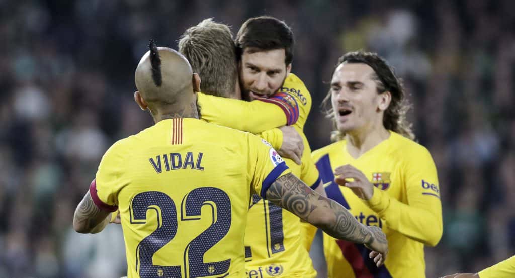 Tres asistencias de Messi para seguir cerca del Real