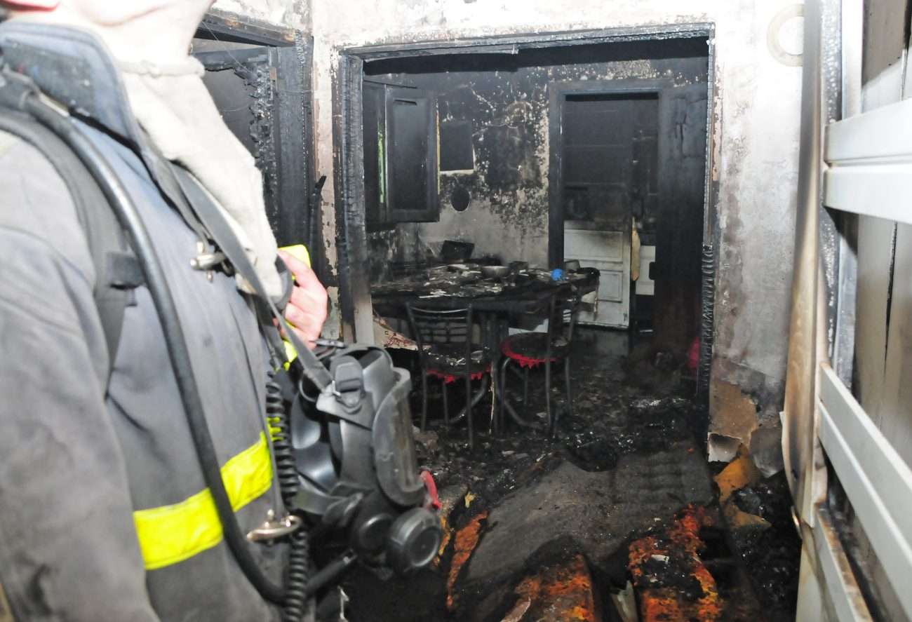 Se durmió con una vela encendida y se desató un incendio en su departamento con importantes daños