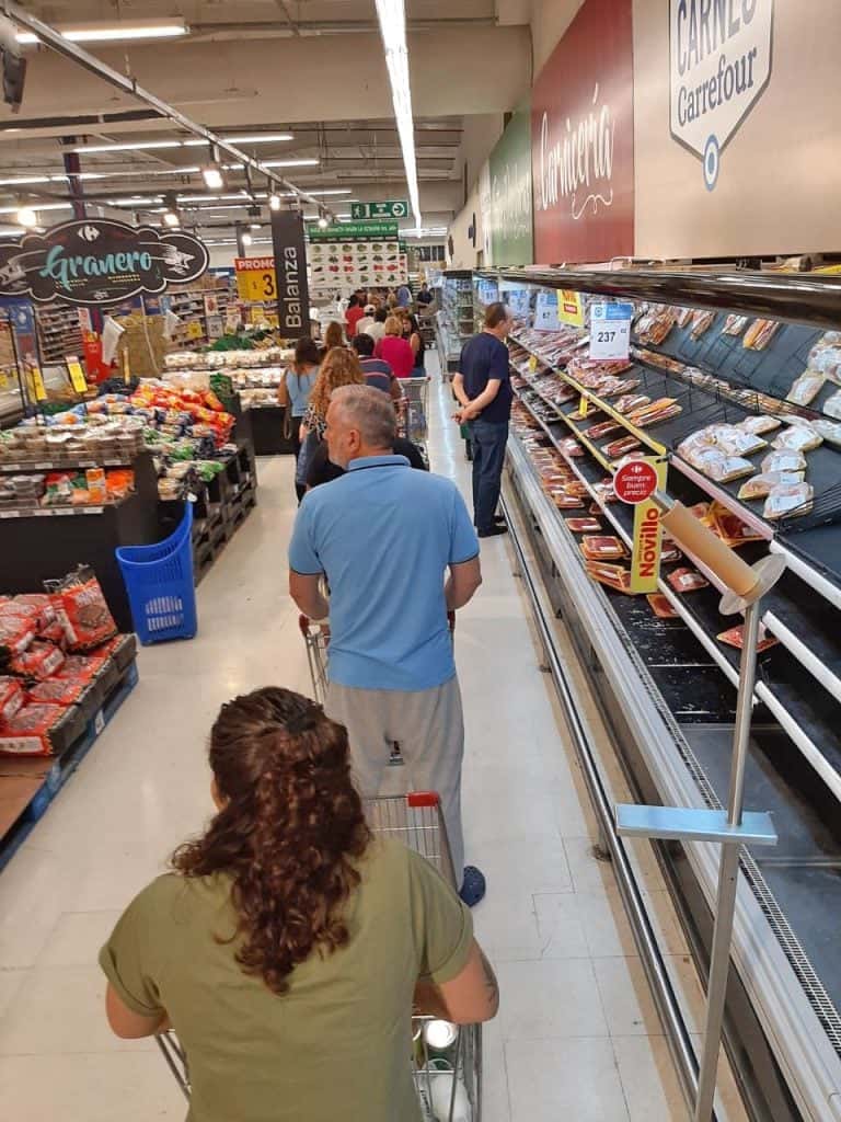 Ante la avalancha de personas en los supermercados, evalúan medidas de ordenamiento y seguridad