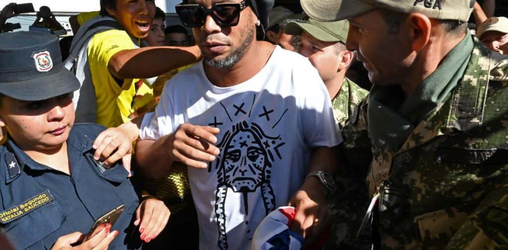 Detuvieron a Ronaldinho en Paraguay por ingresar al país con un pasaporte falso