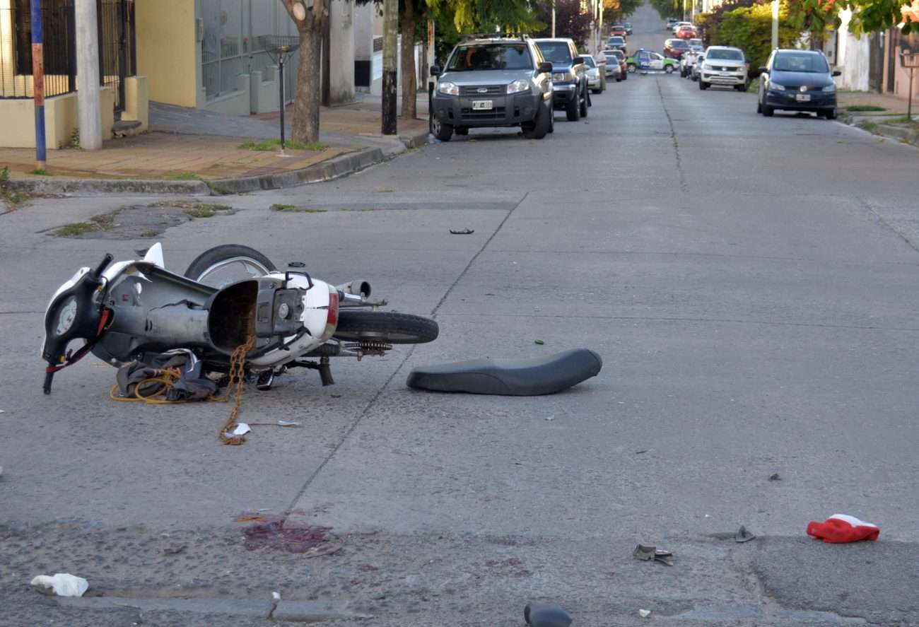 Un motociclista sufrió heridas  graves tras un choque en la  esquina de Brandsen y Necochea