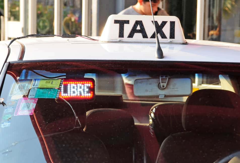¿Pueden circular taxis y remises durante la cuarentena?