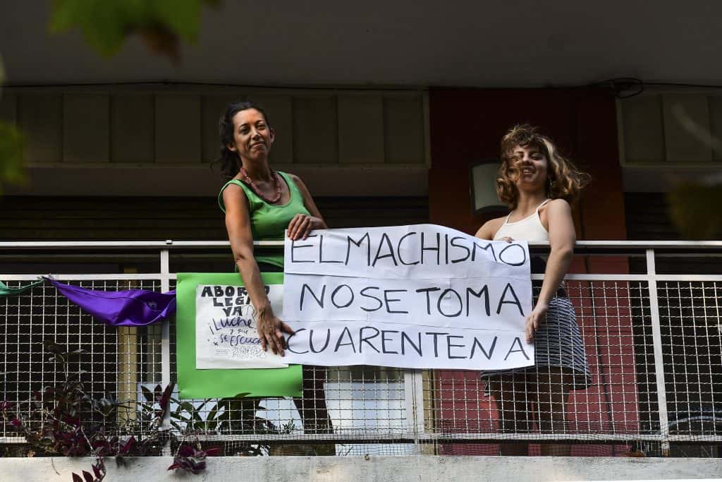 Realizaron un ruidazo nacional contra los femicidios cometidos durante la cuarentena 