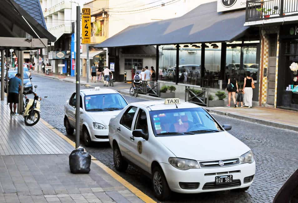 Se modificó la ordenanza que reglamenta el rol del taxi en el servicio intercomunal de transporte