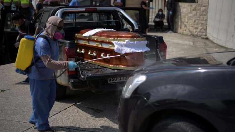 Retiraron cientos de cadáveres de casas de Guayaquil y armarán dos cementerios