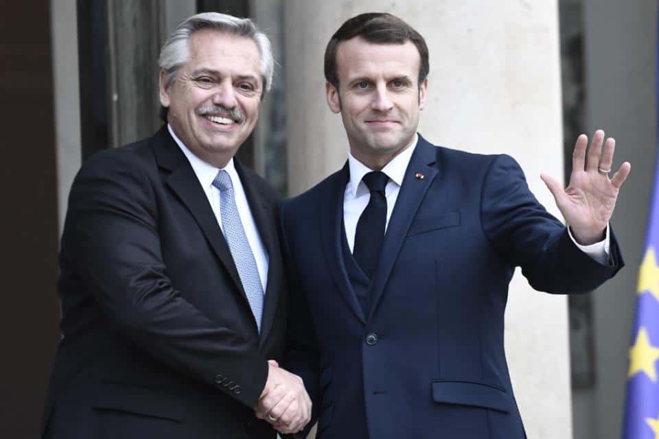 Macron ofreció ayuda al país y Fernández destacó que “la lucha es global”