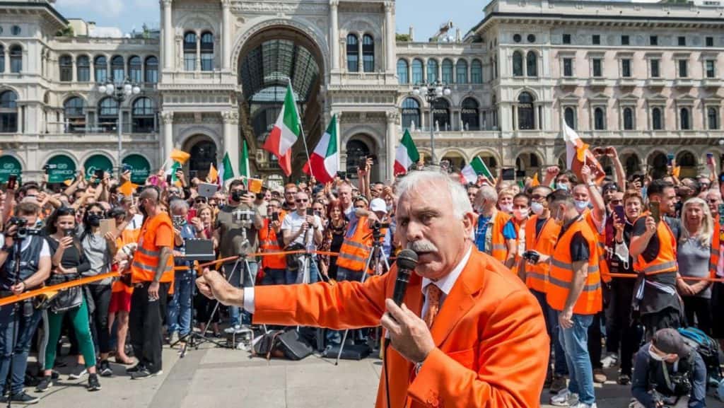 En Italia un exgeneral lidera el movimiento de “chalecos naranjas” contra la cuarentena