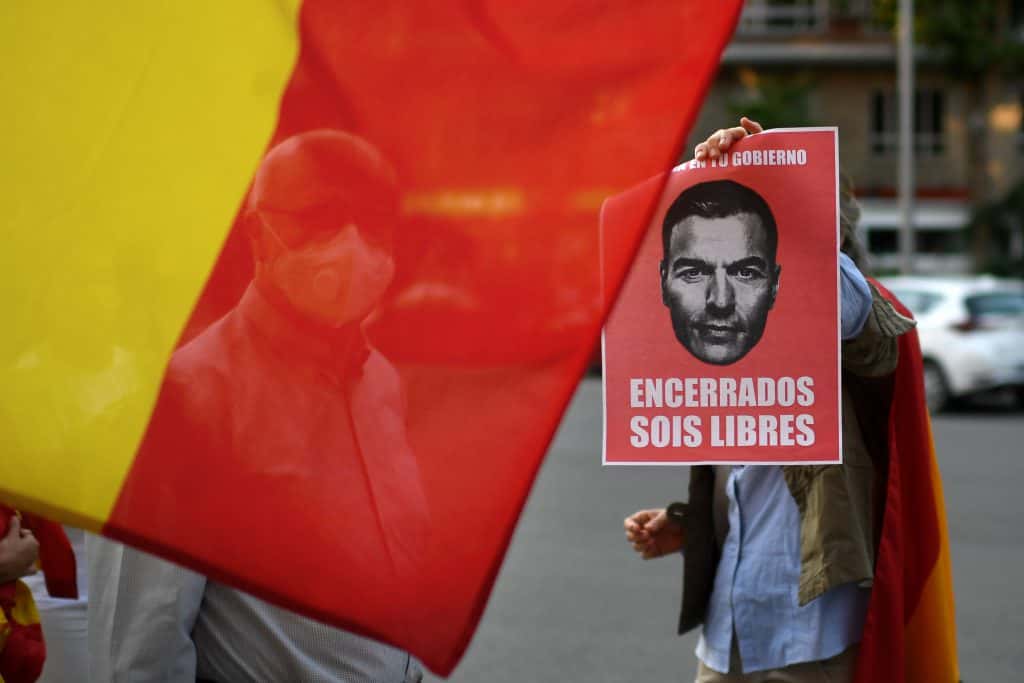 Crisis en el gobierno de coalición de España mientras crece el malestar social