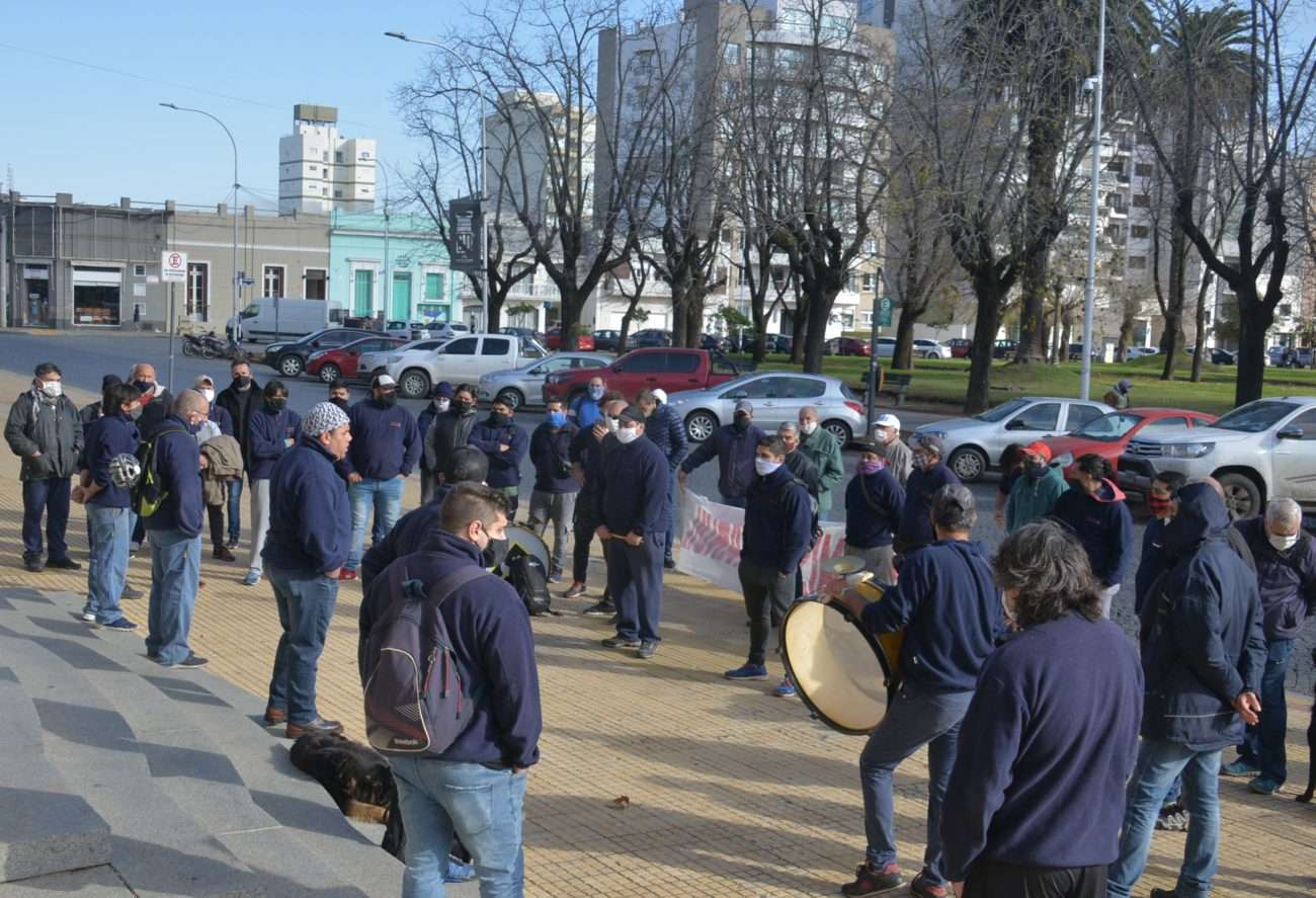 Empleados de Loimar volvieron a manifestarse frente al Municipio