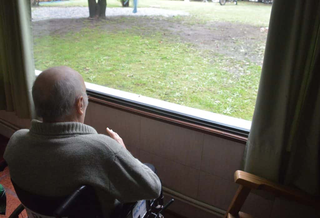 Los residentes geriátricos, cada vez más aislados y con cuidados extremos 