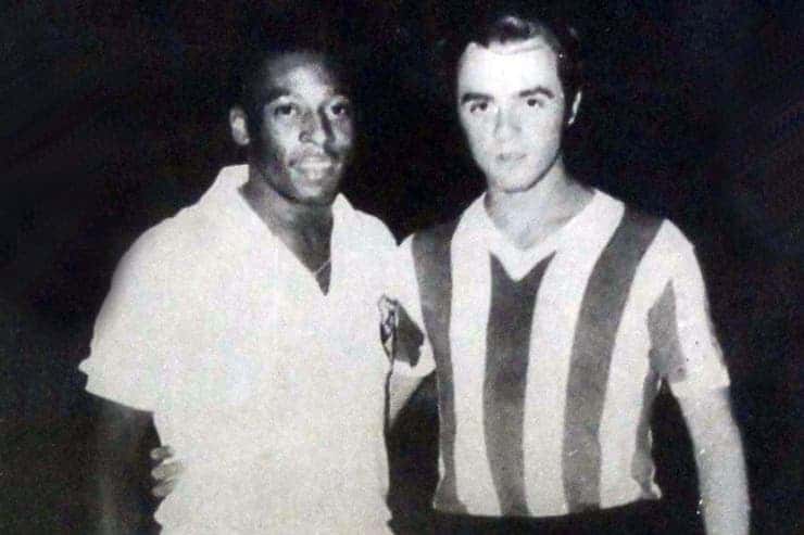 El tandilense Daniel Romeo junto a Pelé.
Foto: La Nación.</p>