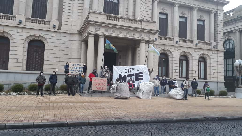 Recuperadores urbanos se manifestaron frente al Municipio