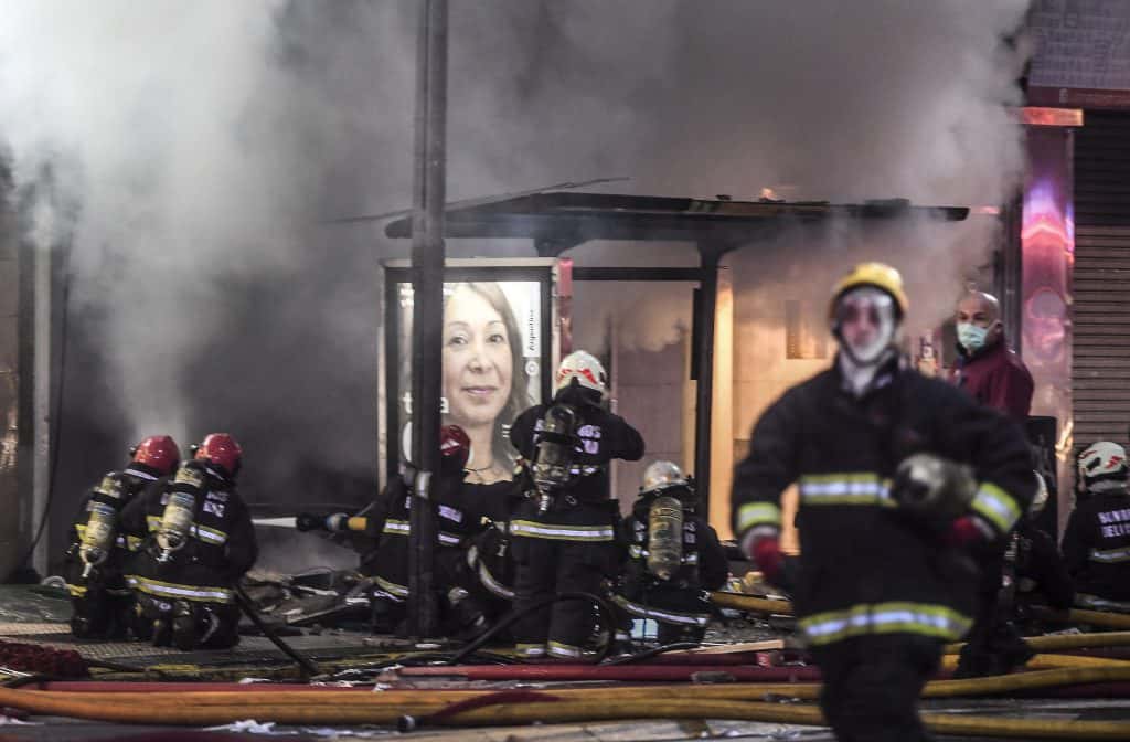 Explotó y se incendió una perfumería en Capital: dos bomberos fallecieron