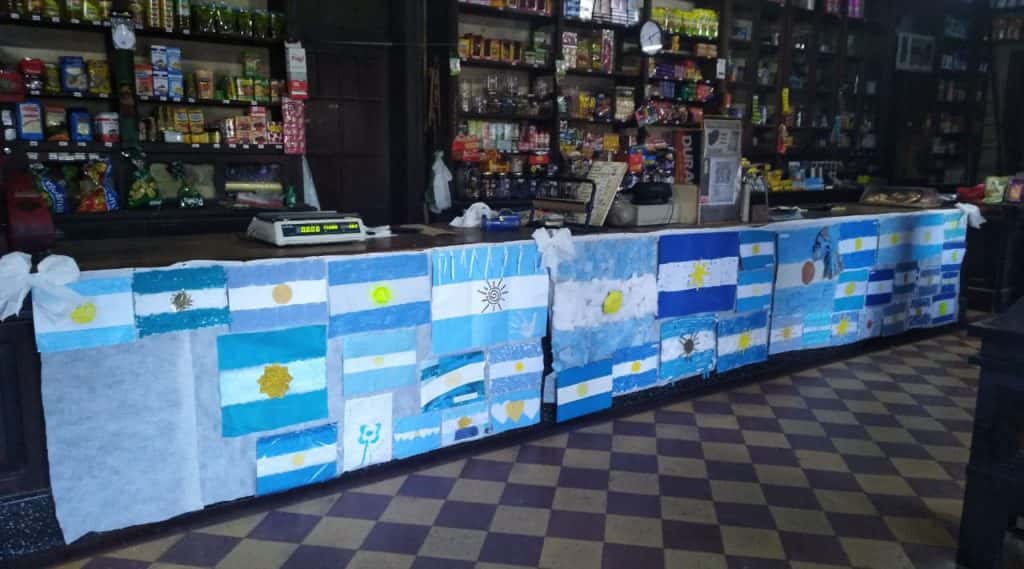  El tradicional almacén de campo “Lasarte Hermanos” se cubrió de banderas argentinas