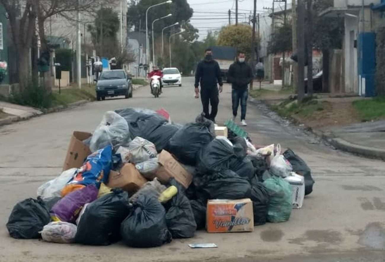 Luego de 15 días sin recolección de residuos, vecinos hicieron una montaña de basura en Caseros y Labarden