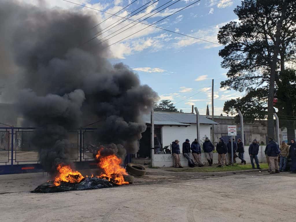 Con quema de neumáticos, trabajadores municipales iniciaron el paro