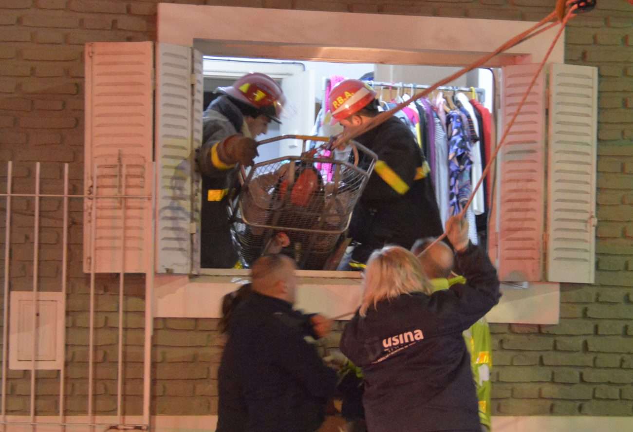 Una mujer fue rescatada y hospitalizada tras derrumbarse el piso de su habitación
