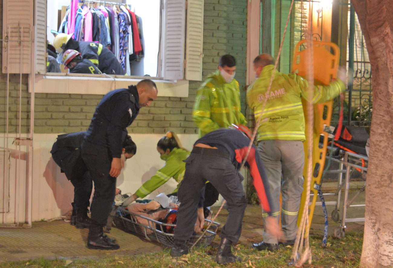 Una mujer fue rescatada y hospitalizada tras derrumbarse el piso de su habitación