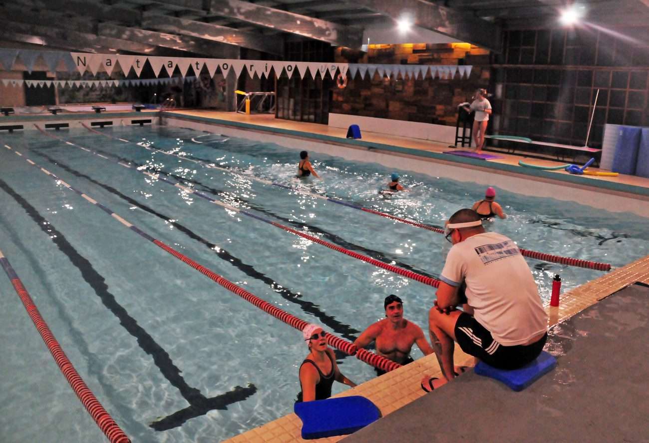 Con mucho entusiasmo, pocos alumnos y estrictos  protocolos comenzaron a funcionar los natatorios