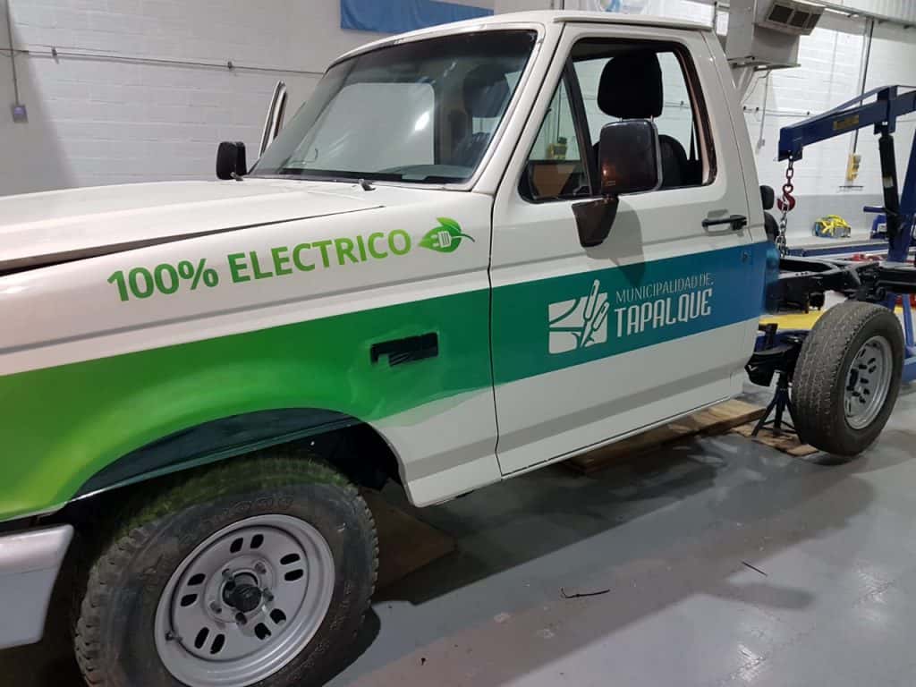 Tapalqué puso en marcha  una camioneta eléctrica  con baterías de litio
