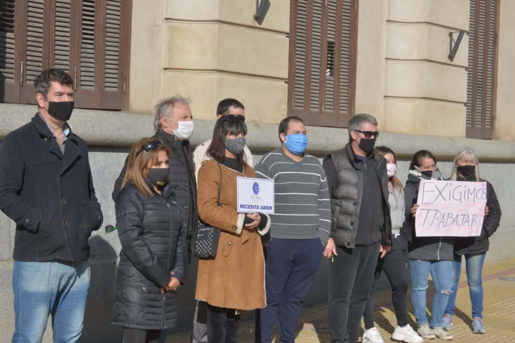 Titulares de hoteles de alojamiento se manifestaron frente al Municipio 