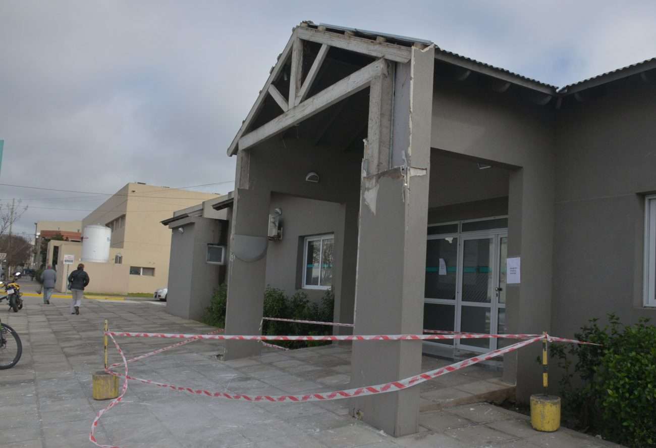 Se derrumbó parte de la fachada del Centro de Día de Salud Mental y por fortuna no hubo heridos