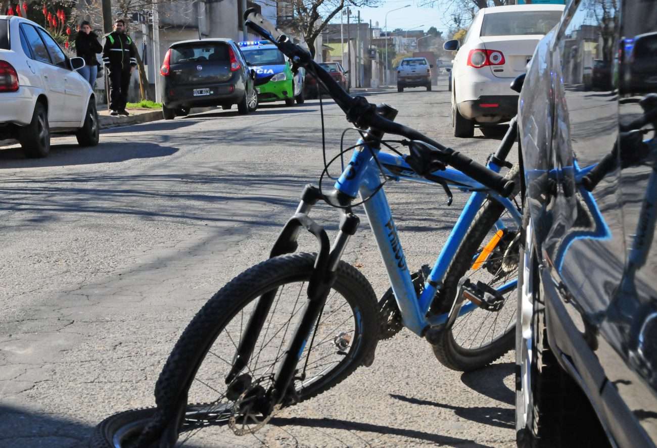 Un ciclista perdió el conocimiento tras impactar contra un auto al bajar en contramano de la vereda