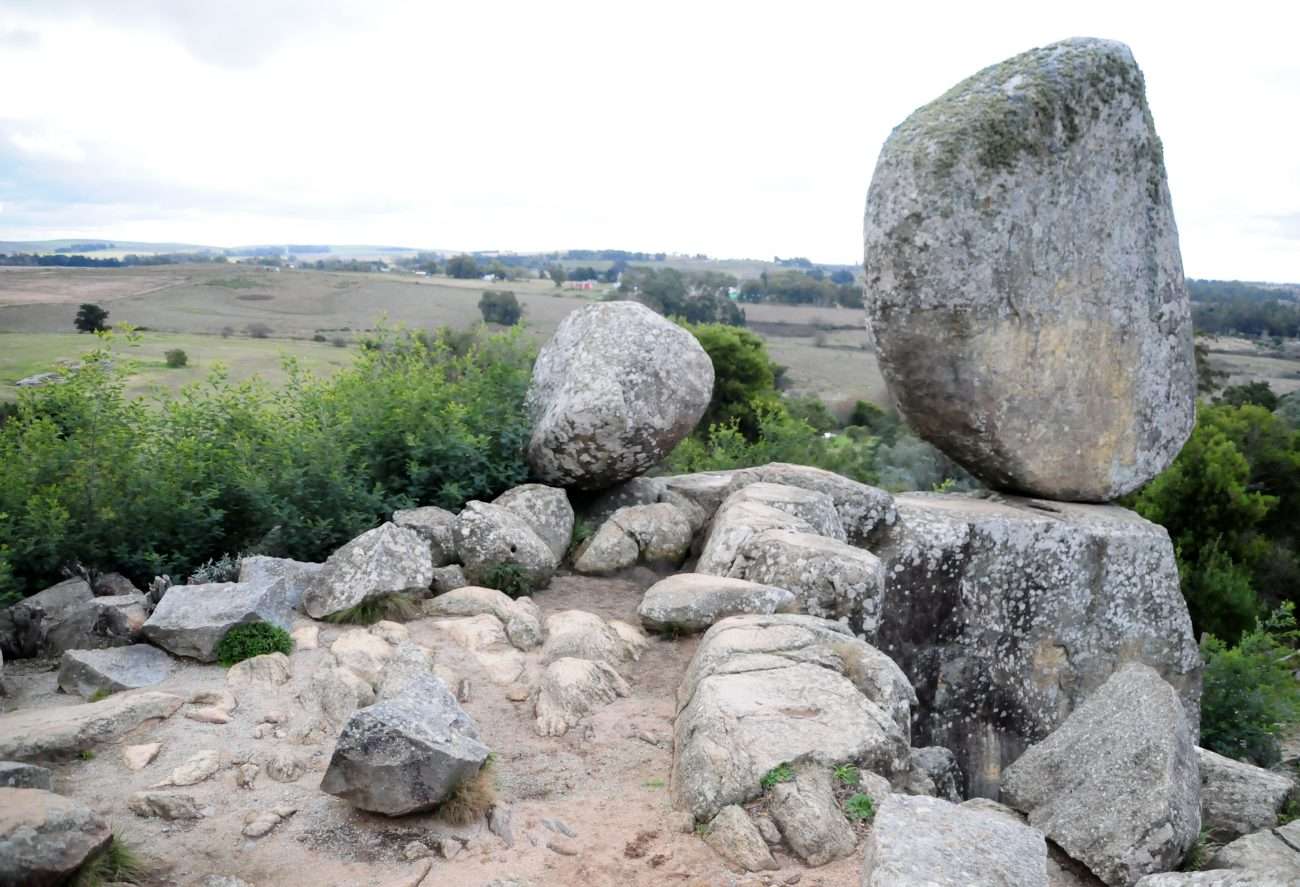 El Centinela, una roca de 7.50 metros que guarda una historia de amor.