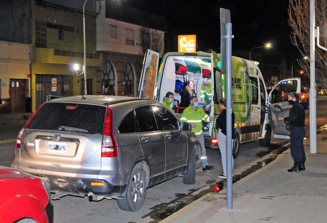 Dos vehículos chocaron en Colón y  España y una mujer sufrió heridas