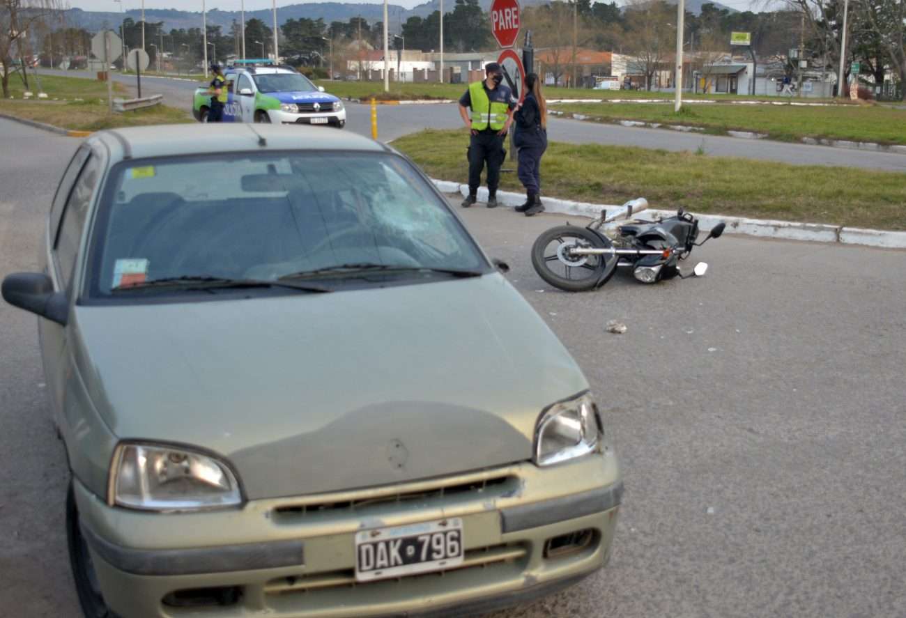 Una motociclista sufrió heridas en un choque en colectora Macaya y Salceda