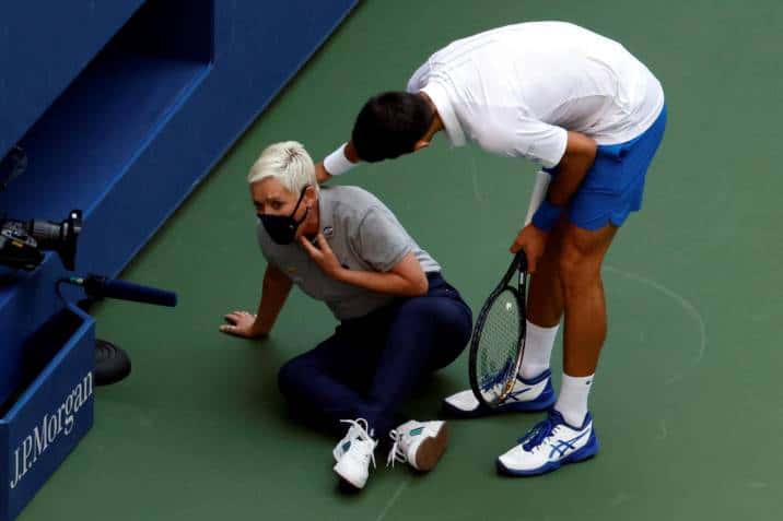 Djokovic fue descalificado por un pelotazo a una jueza