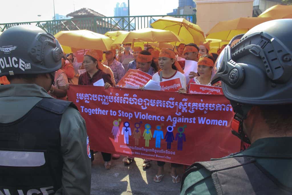 Camboya impulsa una ley que criminaliza a la mujer