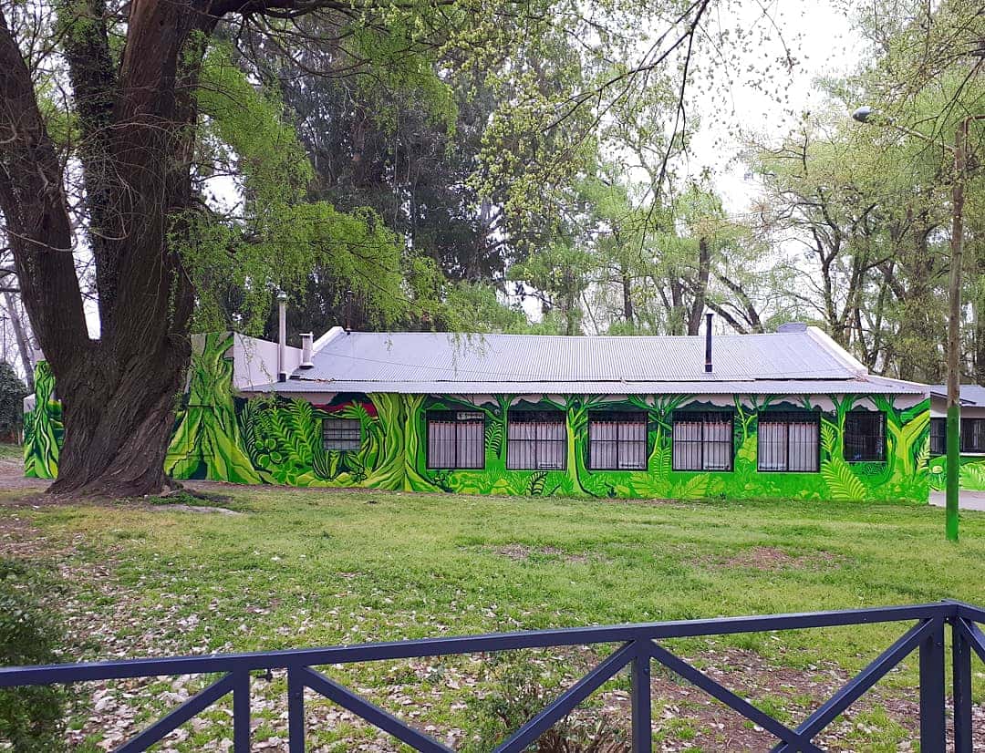 Con el programa Arte Joven, tres muralistas integraron el Mercado Artesanal a la naturaleza