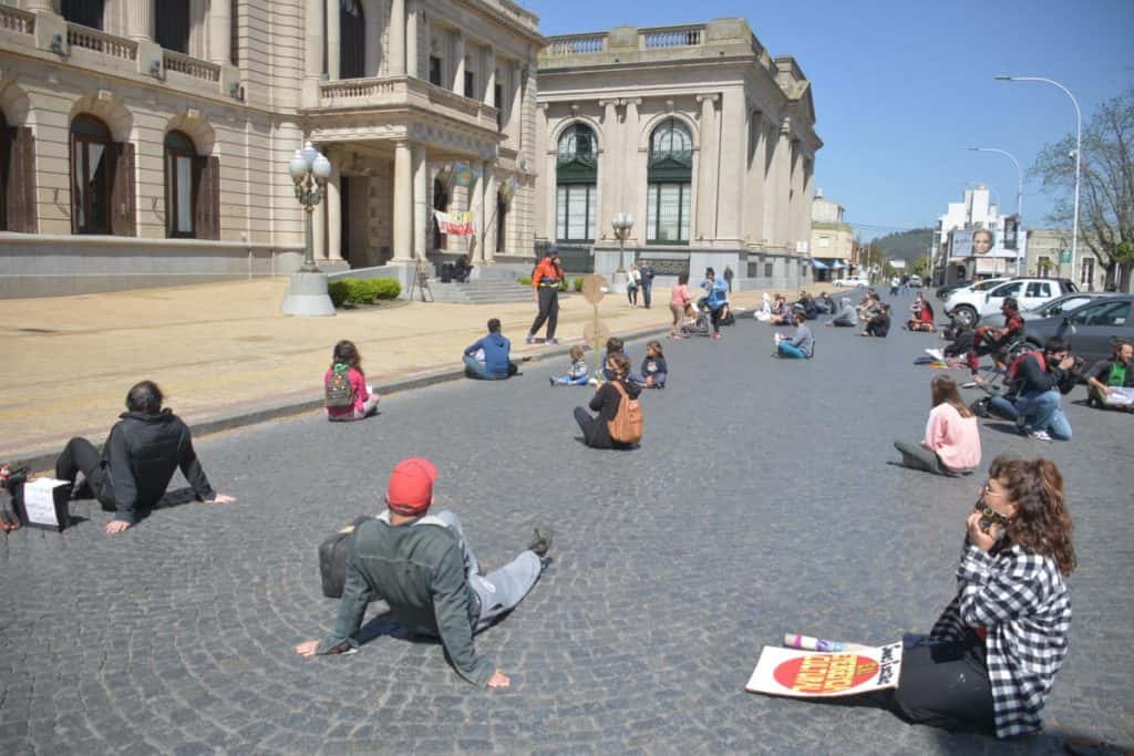 Artistas realizan una sentada por la emergencia cultural y esperan que el ministro Costa se acerque