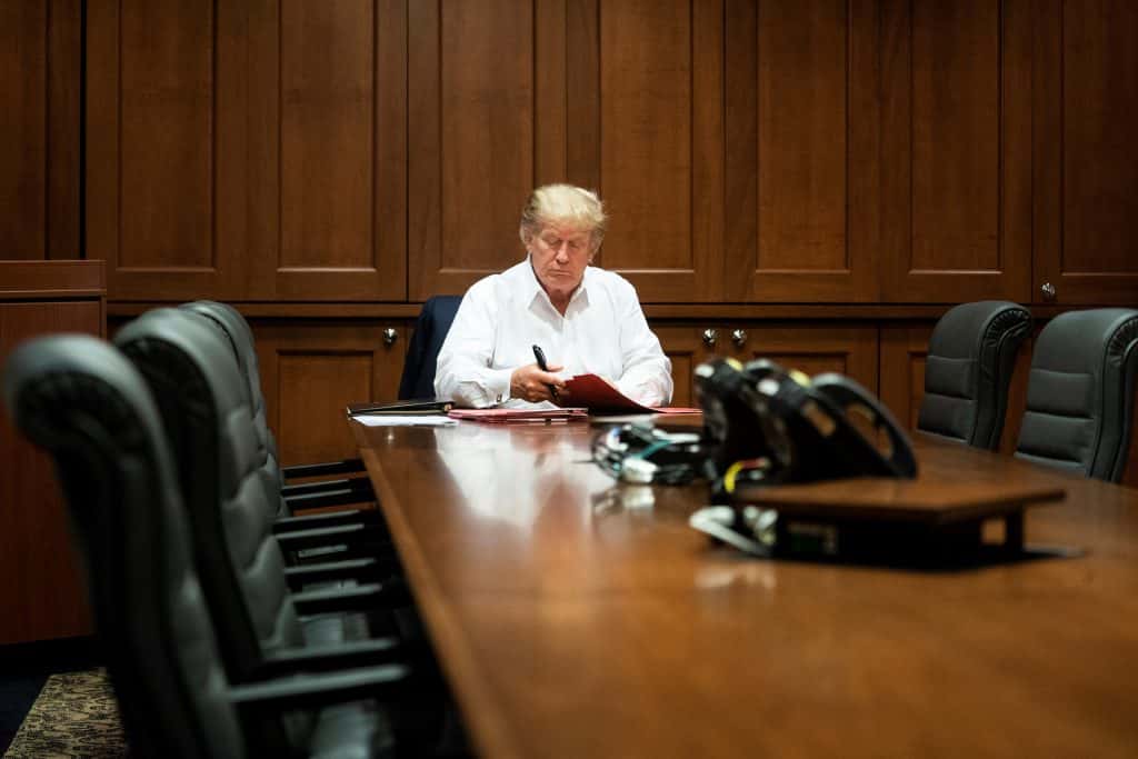 Tras los mensajes contradictorios, los médicos de Trump aseguran que podría salir de alta