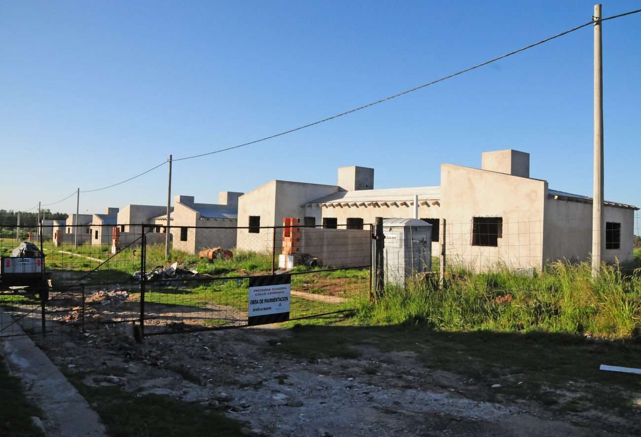Adjudicatarios del barrio de los Municipales apelaron a la “sensibilidad” de Kicillof y le pidieron que termine las casas