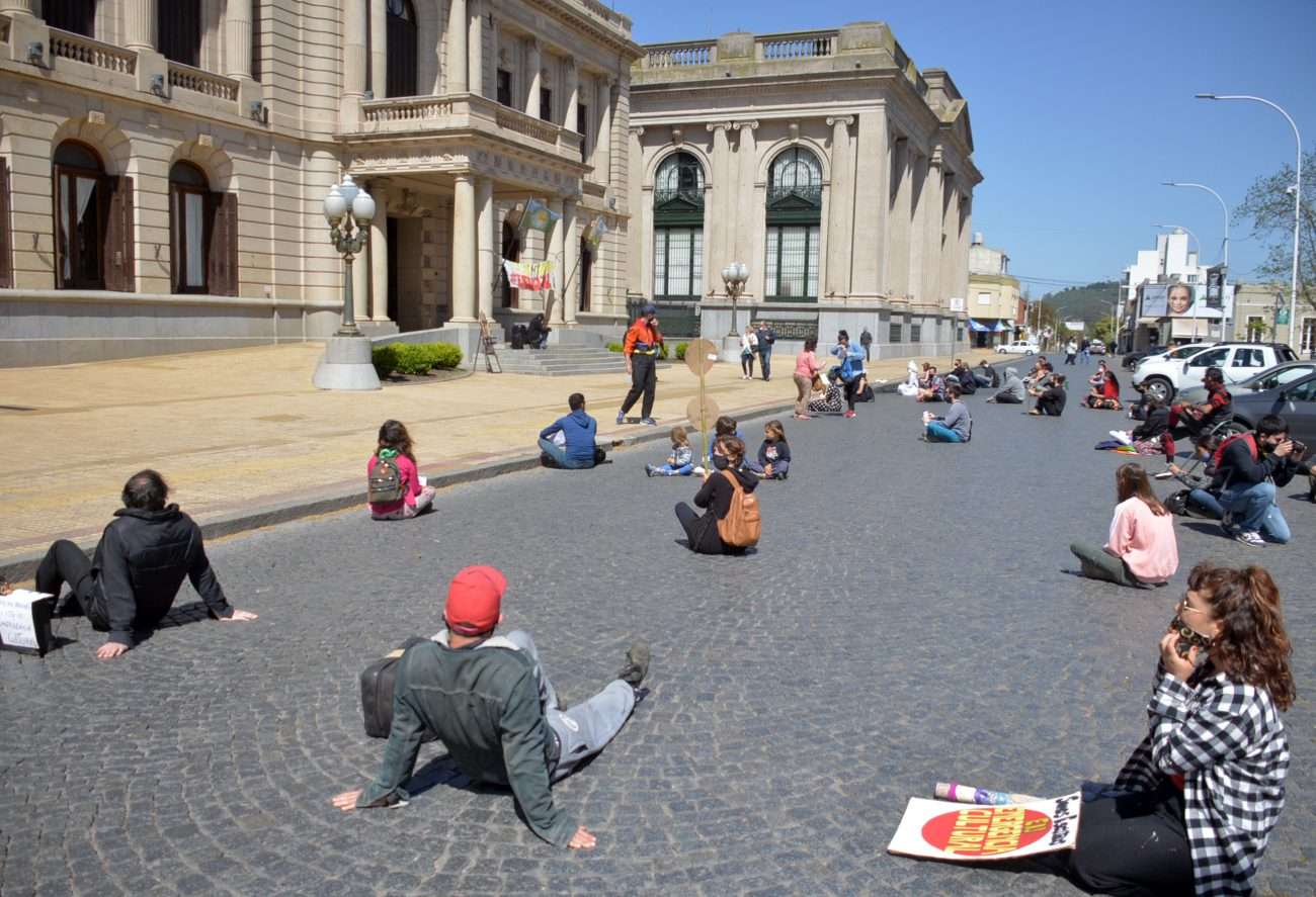 Los artistas realizaron una  sentada frente al Municipio