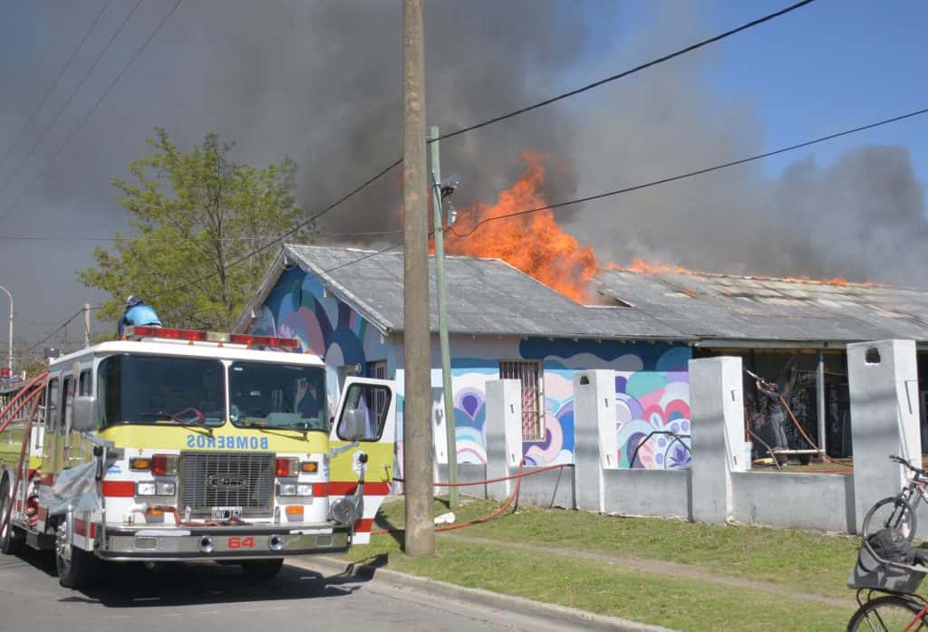 Un colosal incendio destruyó la sede de la Dirección de Juventud