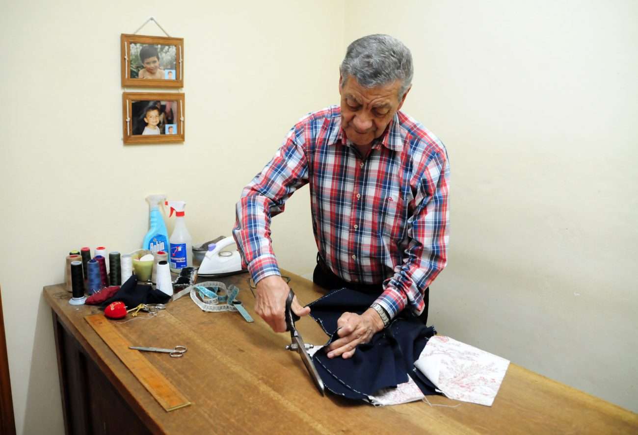 Juan Moretti, el hombre que mantiene vigente la sastrería en Tandil