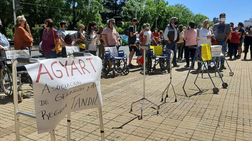 Se movilizaron frente al Municipio para pedir por los derechos de los adultos mayores