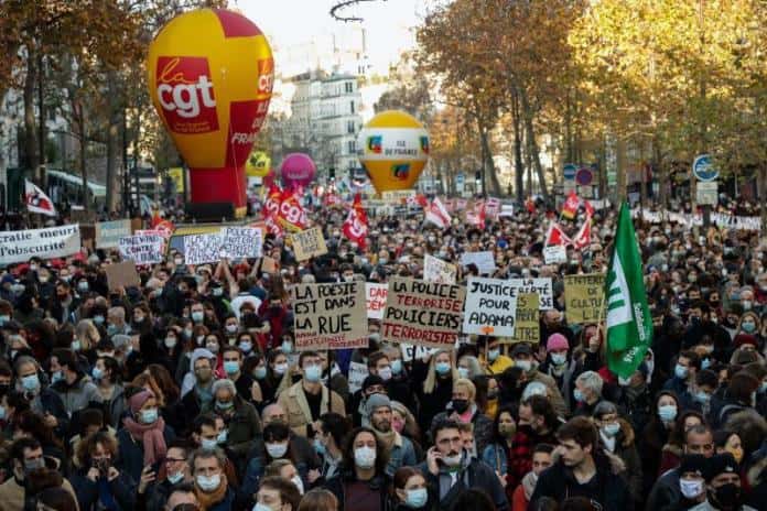 Miles de franceses protestaron contra una norma oficialista sobre seguridad