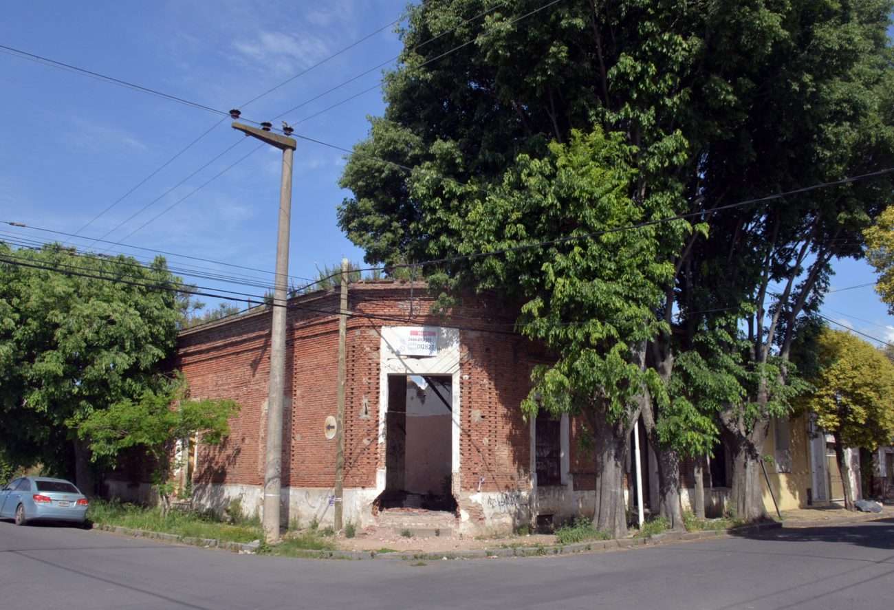 La esquina del viejo almacén La Palma, un edificio con historia que genera trastornos a una barriada