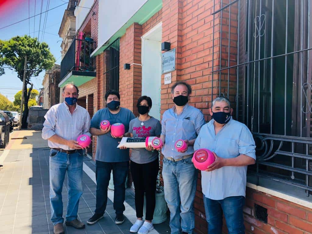 Cuenca y Cluster donaron quesos y leche en tres hogares durante la campaña “Huesos Sanos” impulsada por de Martino