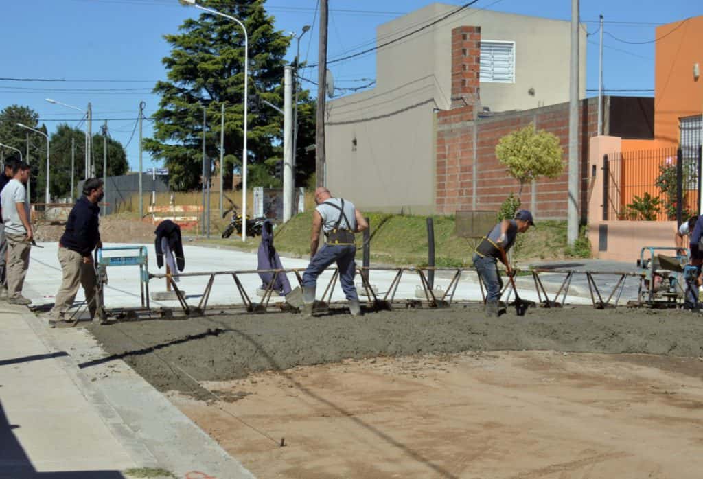 Avanzan las obras de pavimentación de la calle Azucena