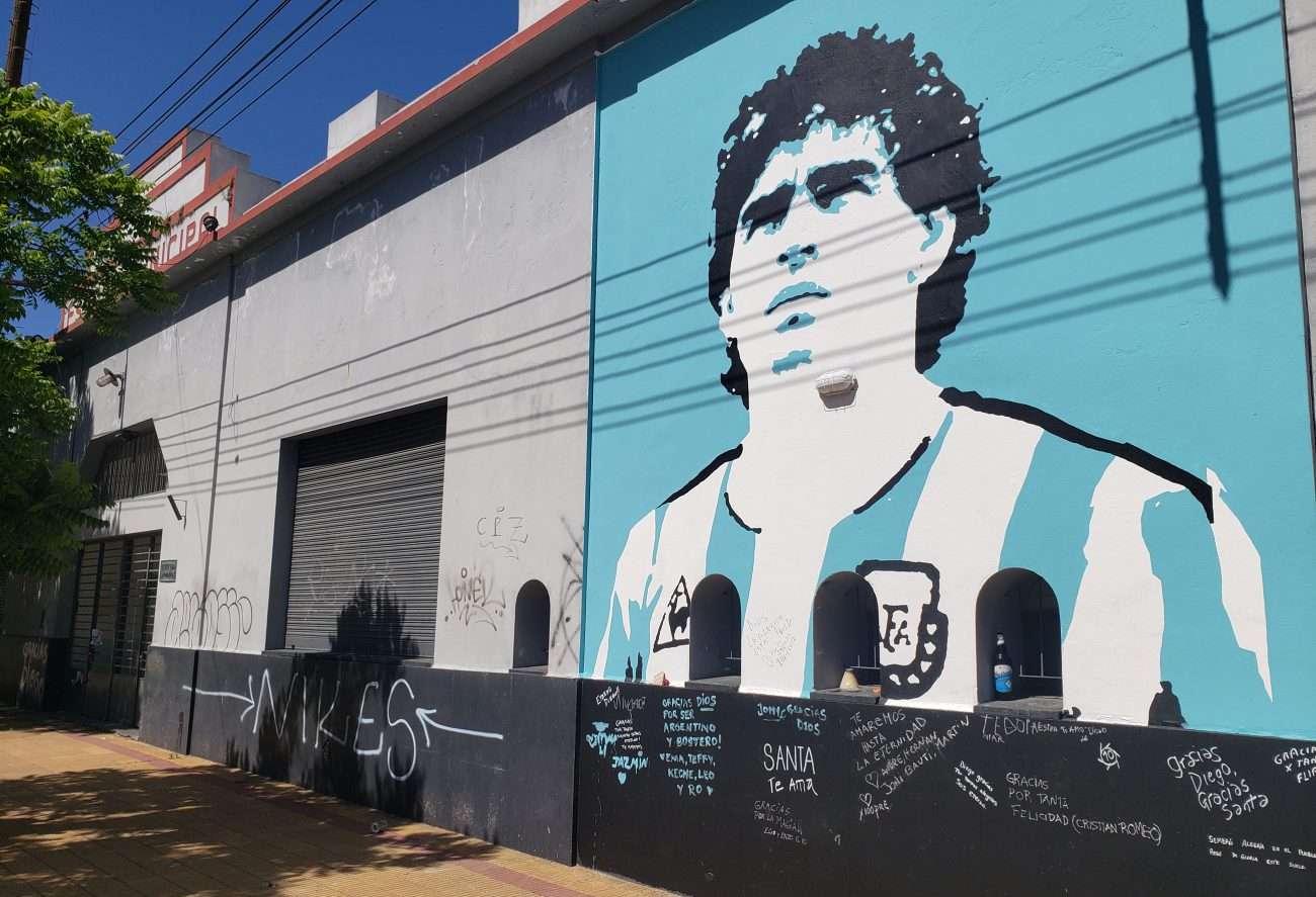El Club Santamarina y el artista Cristian Segura homenajearon a Maradona