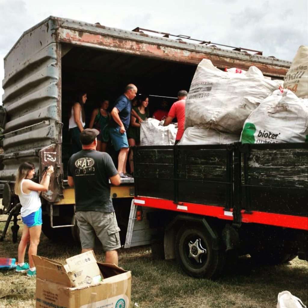 Más de tres toneladas de "botellas de amor" partieron desde Tandil para ser recicladas 